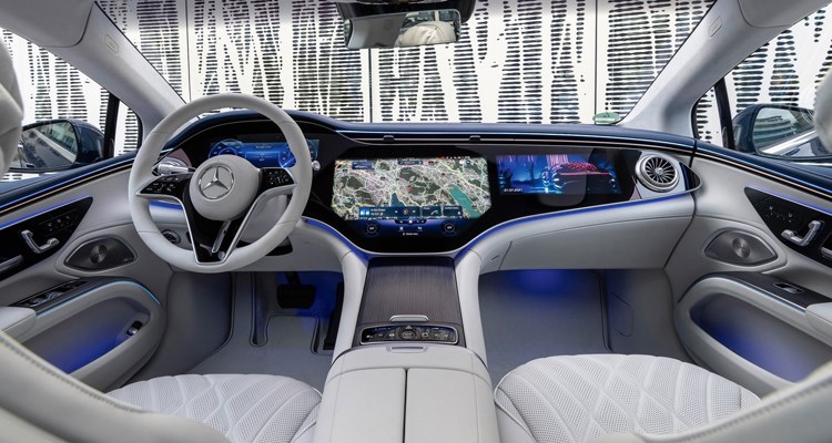 I Mercedes EQS omsluts man av skärmar och LED-belysning.