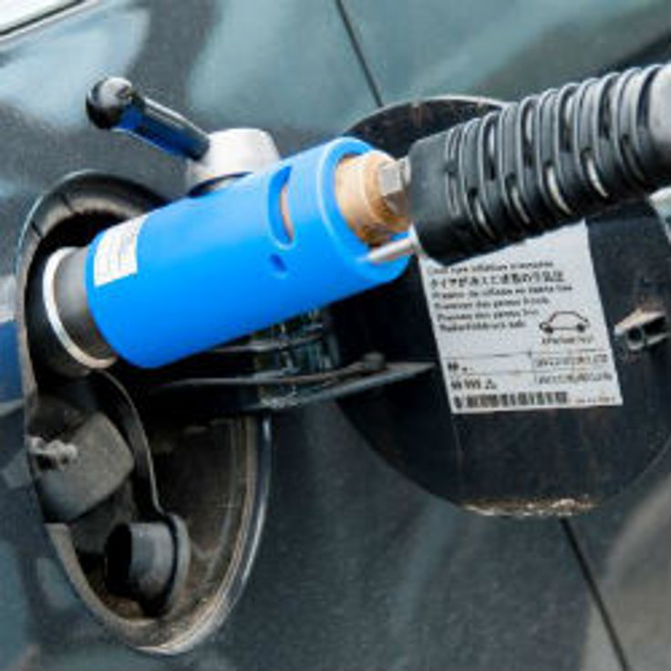 Koppla munstycket till bilens anslutning. Vredet ska peka åt höger när du ansluter munstycket. För att låsa munstycket till bilens anslutning, vrid vredet ett halvt varv. Systemet har ofta ett visst grundtryck, på så sätt känner du på en gång att munstycket sitter korrekt monterat på bilens anslutning. Vid pumpen finns sedan ofta bara en enda knapp, den för "start". Avslutad tankning indikeras med en ljud- eller ljussignal. Då lossar du munstycket från bilen och hänger tillbaka det på pumpen.