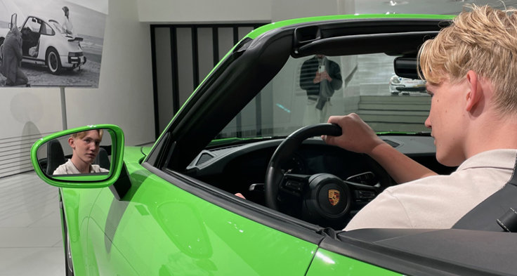 Malte ser ut att trivas i den gröna Porschen.