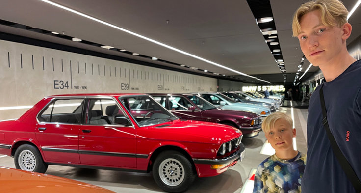 Fina bilar på rad. Wilhelm och Malte gillade utställningen om 3-serien bäst.