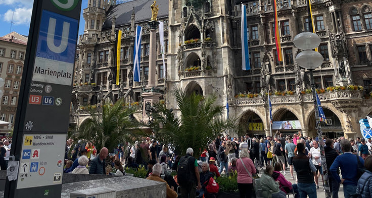 Ett supporterfyllt Marienplatz, med det nyare av de två rådhusen som fond.