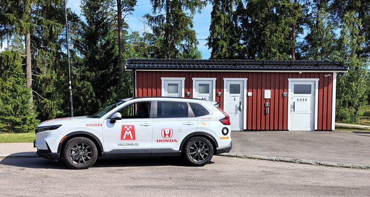 Vägombud på plats vid rastplats.