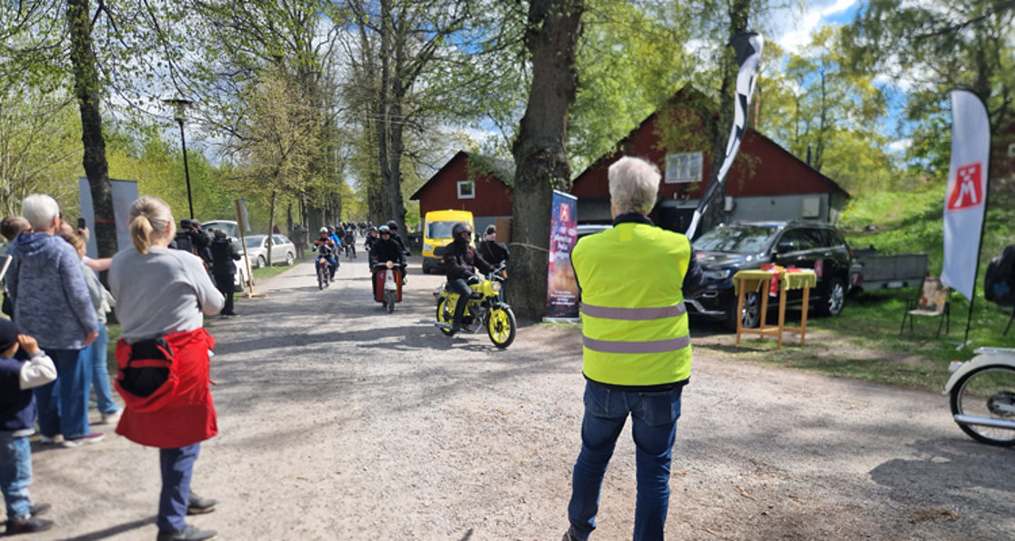 11 maj 2025: Målgång Veteranmopedsrallyt