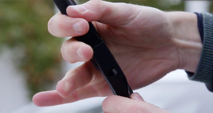 ”På en del bilar måste du aktivera serviceläge för att få upp torkararmarna på rutan så att de kan lyftas upp. Titta i instruktionsboken så ser du hur du aktiverar serviceläge på just din bil”, säger Carl-Erik Stjernvall.