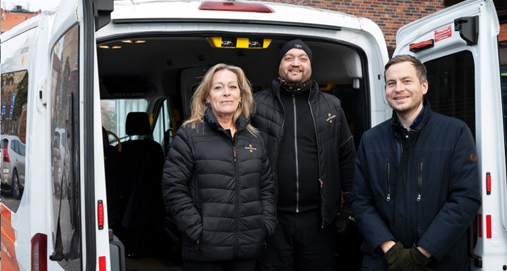 Philip och Carina har kört färdtjänst i ett respektive tjugofem år och fick representera yrkesgruppen när Carl-Erik Stjernvall från Riksförbundet M Sverige delade ut hjulklappen.