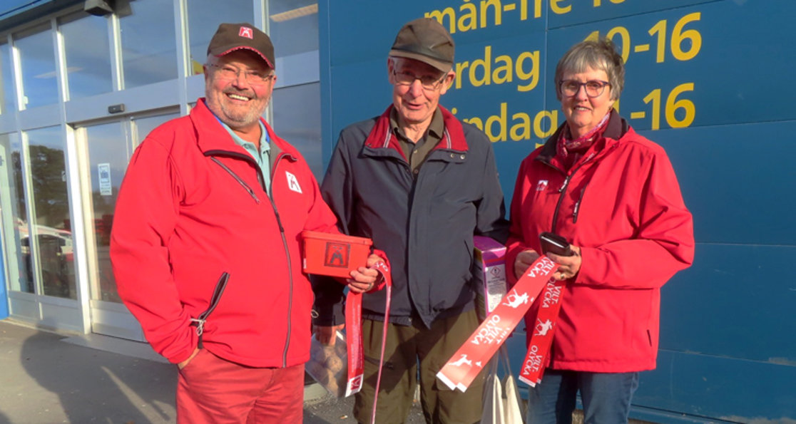 Utdelning av viltvarningsremsor. Fotograf: Inger Olofsson