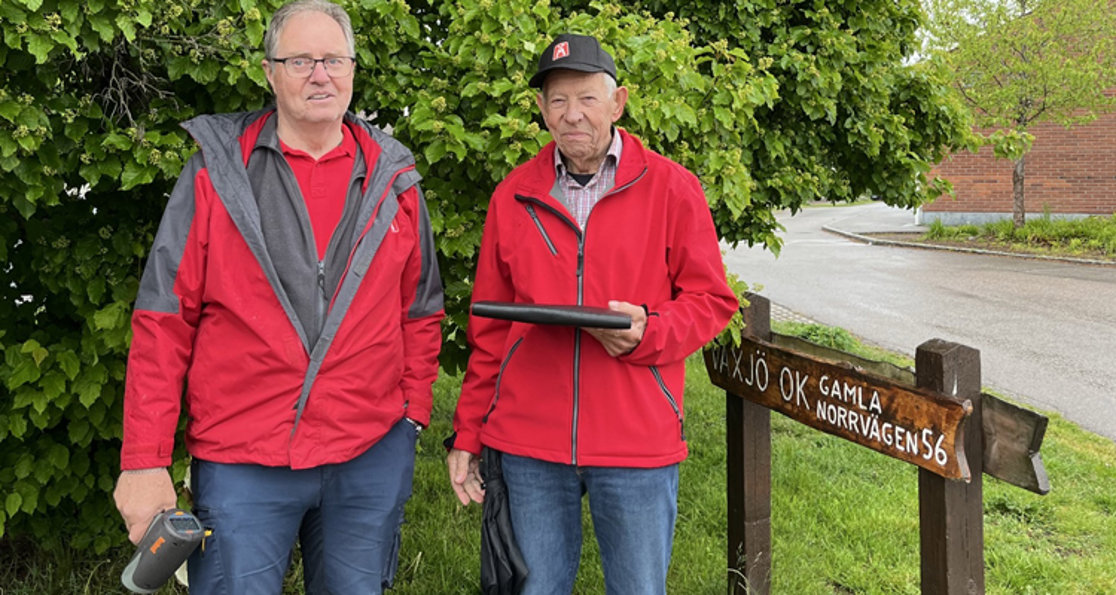 28 maj 2025: Sune Simonsson och Lennart Johansson mäter hastigheter vid Lillestadsskolan. Foto: Jacob Sidenvall.
