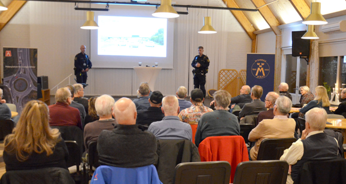 3 december 2025: En uppskattad medlemskväll med trafikpolisen. Foto: Lennart Hellborg
