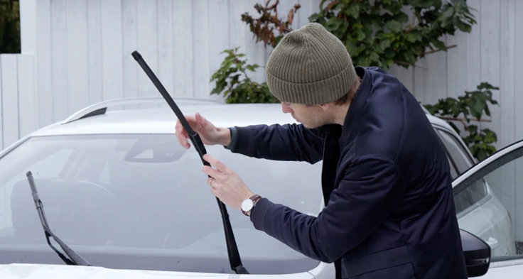 ”Börja med att läsa monteringsanvisningarna på förpackningen till de nya bladen. Ibland följer flera olika fästen med, men när du väl hittat rätt är det bara att följa instruktionen”, säger Carl-Erik Stjernvall.