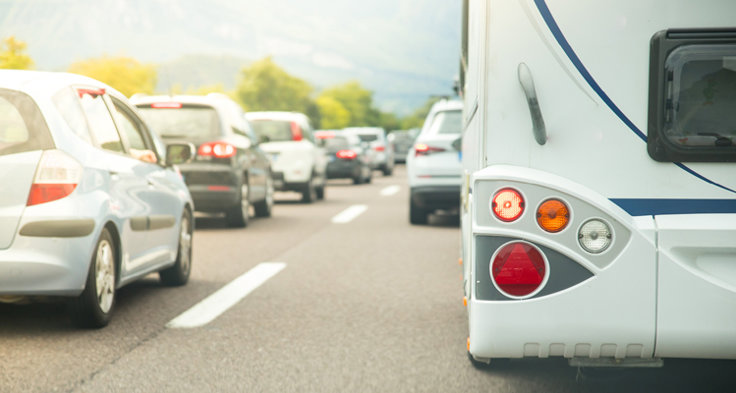 Långa köer vid vägarbeten i semestertrafiken.