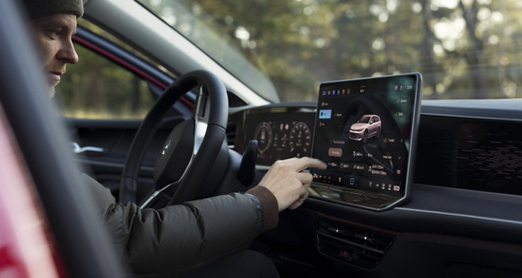 Den stora pekskärmen i mittkonsolen drar till sig blicken med sin moderna grafik.
