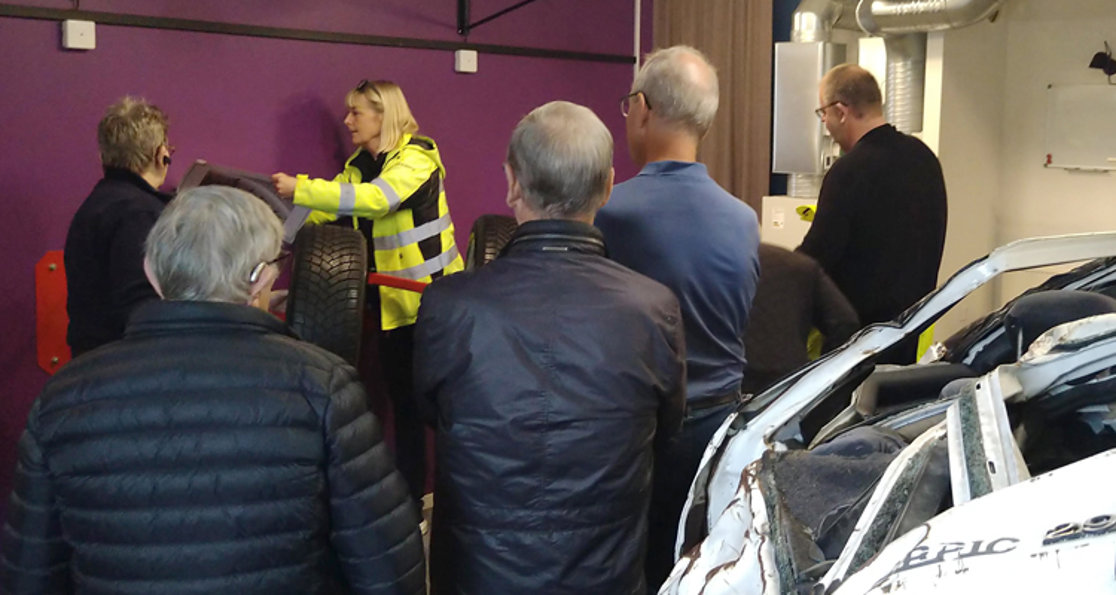 3 april 2025: Föreningsmötet började med en visning av vältbil och krocksläde och information om däck. På bilden kan man se lite av en bil som sladdade av en väg (alla i bilen klarade sig).