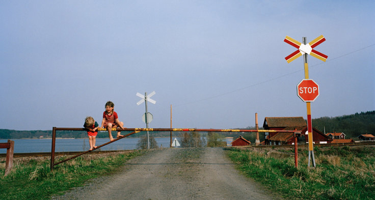 Trafikverket ansvarar bara för korsningar och riksvägnätet. Ska ledningar grävas ner måste förhandlingar ske med markägaren och det kan ta tid.