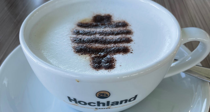 Varm choklad och kaffe sitter fint efter en blåsig utsiktsstund.