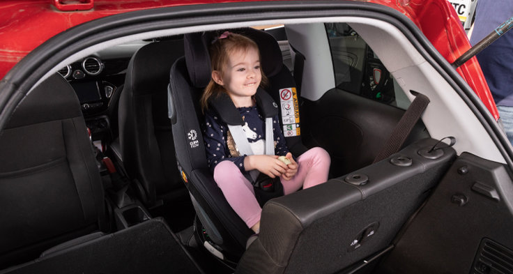 Vi rekommenderar att du tar med bil och barn till återförsäljaren för att provinstallera och provsitta bilbarnstolen innan du köper den.