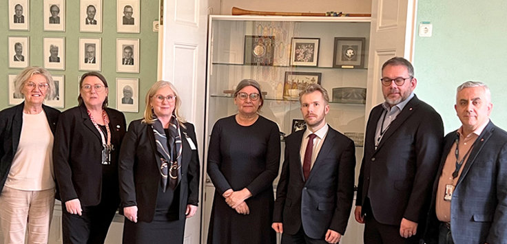 M Sverige möter representanter från Socialdemokraternas riksdagsgrupp, från vänster: Carina Ödebrink, Inga-Lill Sjöblom, Heléne Lilja M Sverige, Gunilla Svantorp, Tony Gunnarsson M Sverige, Mattias Ottoson och Kadir Kasirga.