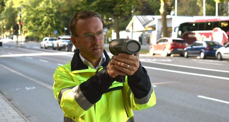Infrastrukturminister Andreas Carlson utanför Mariaskolan i Stockholm.