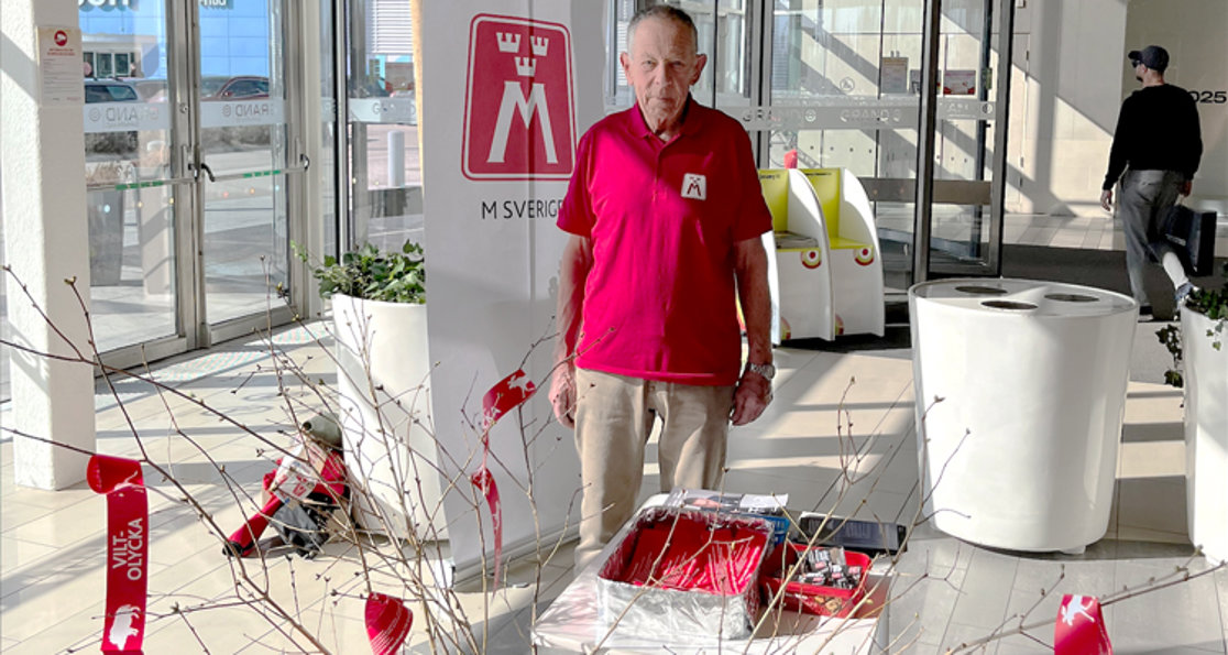 Lennart Johansson och Jacob Sidenvall smyckade ett påskris med viltremsor och hade många fina samtal med växjöborna