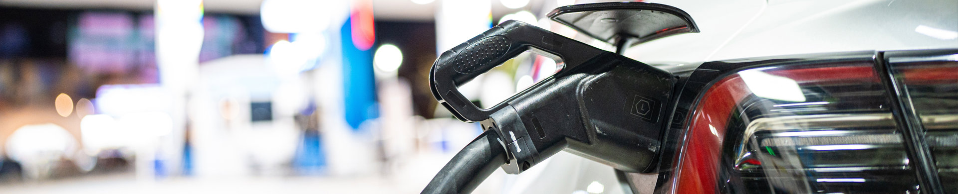 ladda elbil på station