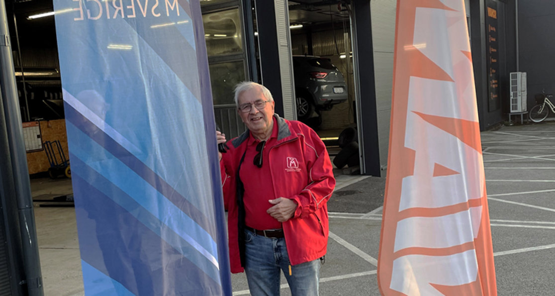 7 nov 2025: Styrelsemedlem Hans Richter deltog vid reflex- och viltvarningskampanjen. Foto: Lennart Andersson.