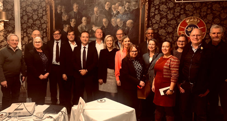 Generalsekreterare Willem Groenewald samt representanter från FIA:s svenska samarbetsorganisationer Riksförbundet M Sverige och Kungliga Automobilklubben. Med på bilden är även inbjudna gäster från bland annat Post Nord, Volkswagen, Stena Line, Michelin, Arla och Scania.