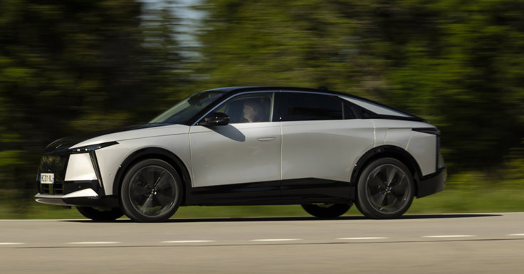 DS8 har rejäl räckvidd och avancerad fjädring.