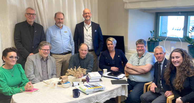 Från vänster, bakre raden: Henrik Nyberg (Riksförbundet M Sverige), Jan Tägt (MHRF) och Magnus Oskarsson (KD). Från vänster, främre raden: riksdagsledamöterna (om inte annat anges): Lili André, Larry Söder, Jan Fjellstedt (sakkunnig), Camilla Brodin, Magnus Jacobsson, Kjell Arne Ottosson och Saga Rypdal Josefsson (sakkunnig).