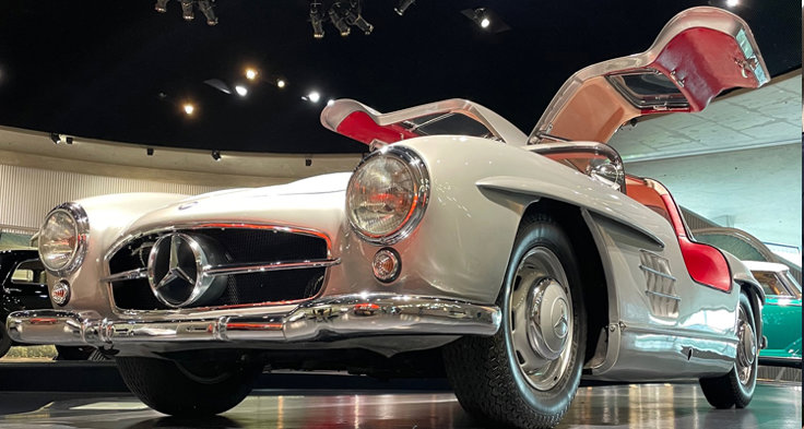 Mercedes 300 SL, med måsvingedörrar.