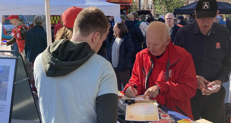 H-G Lindgren genomförde en trafiksäkerhetsövning för besökare i form av en frågesport med efterföljande genomgång av resultat. De som hade godkänt resultat fick pris i form av en påse Ahlgrens bilar – ett uppskattat inslag speciellt av de yngre, som ofta hade fräscha kunskaper som gav höga poäng.